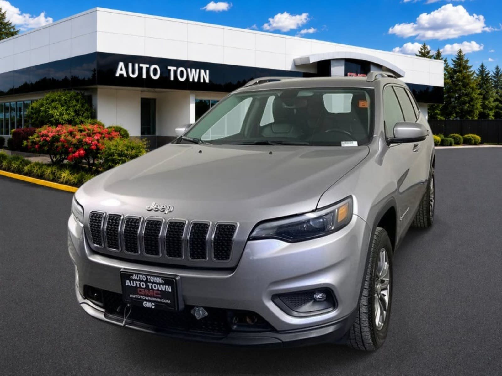2019 Jeep Cherokee Latitude Plus 4x4 in Silver — front three-quarter view