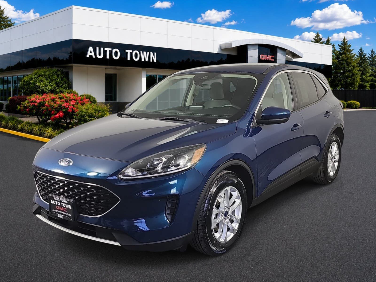 2020 Ford Escape SE FWD in Green — front three-quarter view
