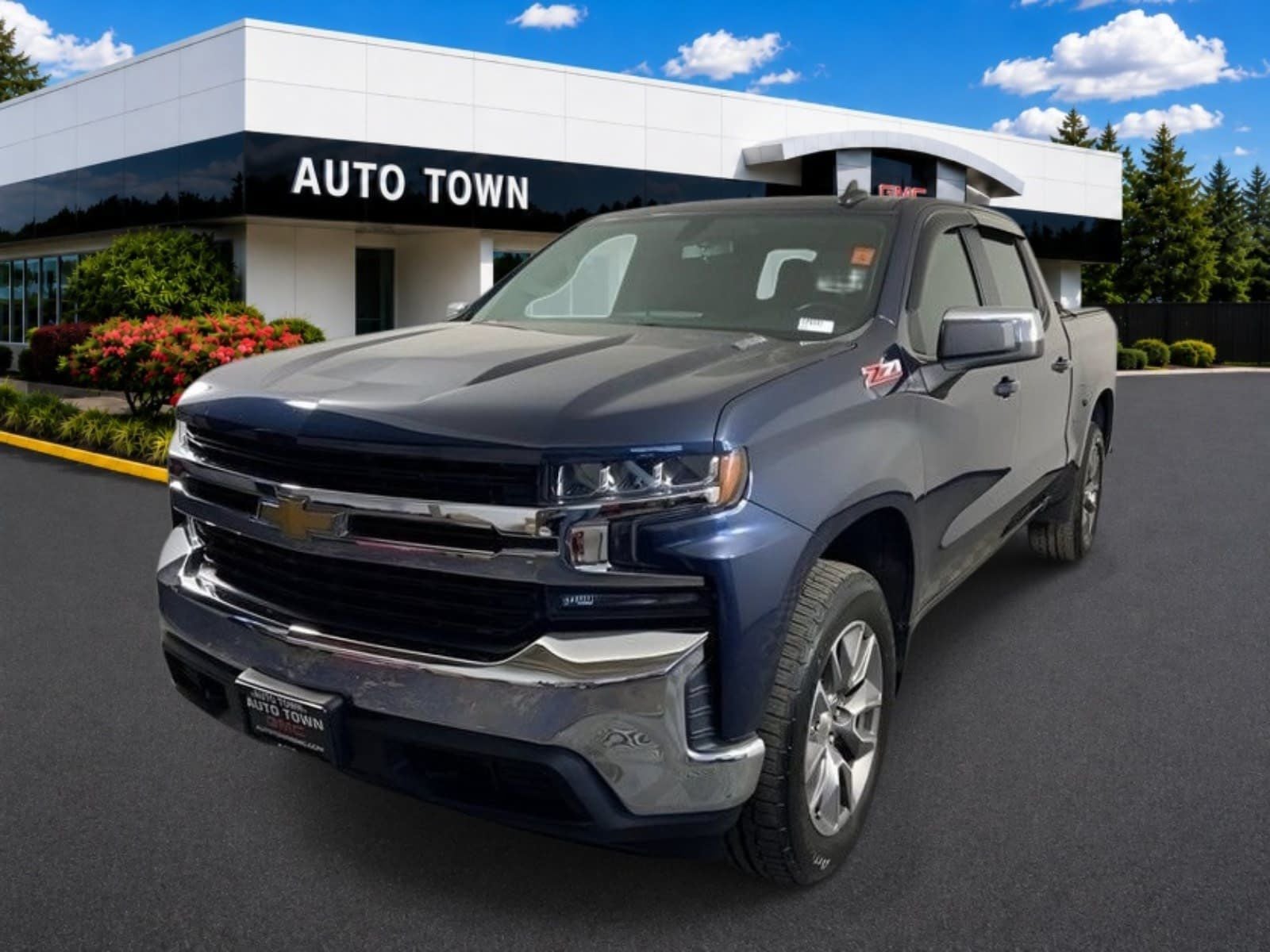 2021 Chevrolet Silverado 1500 Crew Cab Short Box 4-Wheel Drive LT in Northsky Blue Metallic — front three-quarter view
