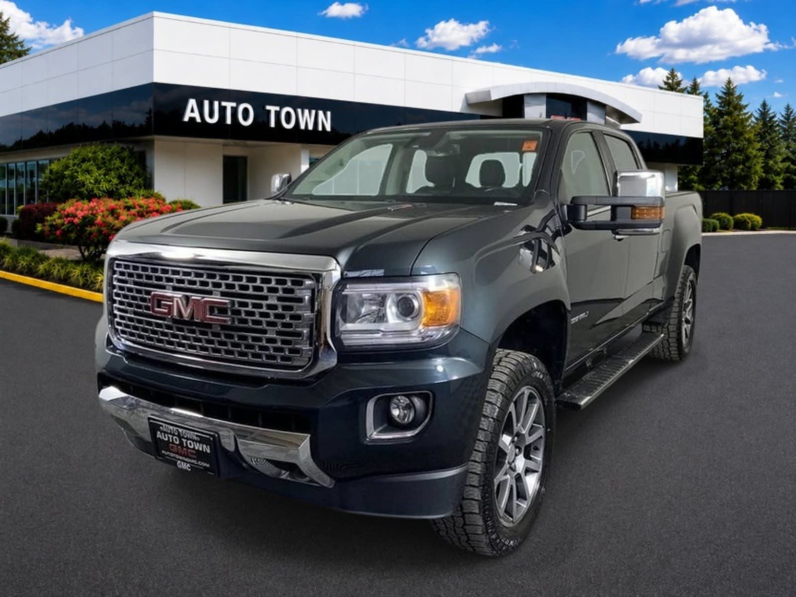 2017 GMC Canyon Crew Cab Long Box 4-Wheel Drive Denali in Dark Slate Metallic — front three-quarter view
