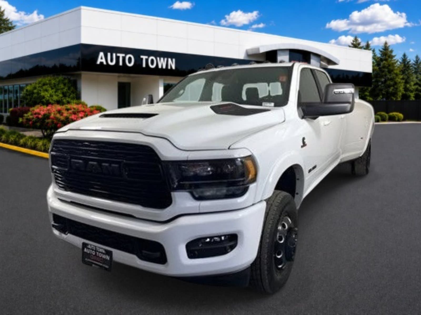 2024 RAM 3500 Limited 4x4 Crew Cab 8' Box in White — front three-quarter view
