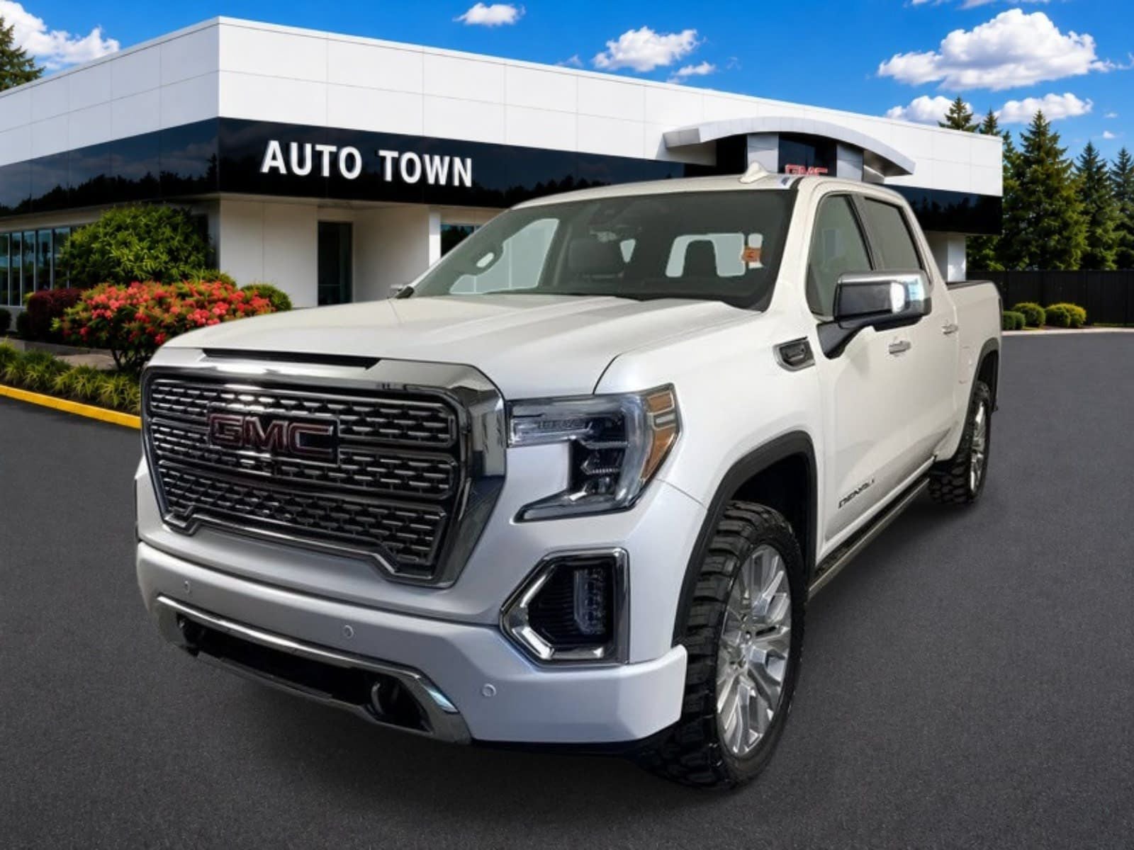 2021 GMC Sierra 1500 Crew Cab Short Box 4-Wheel Drive Denali in White Frost Tricoat — front three-quarter view
