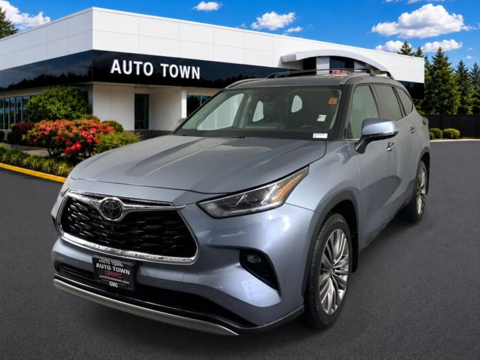 2020 Toyota Highlander Platinum AWD (Natl) in Gray — front three-quarter view
