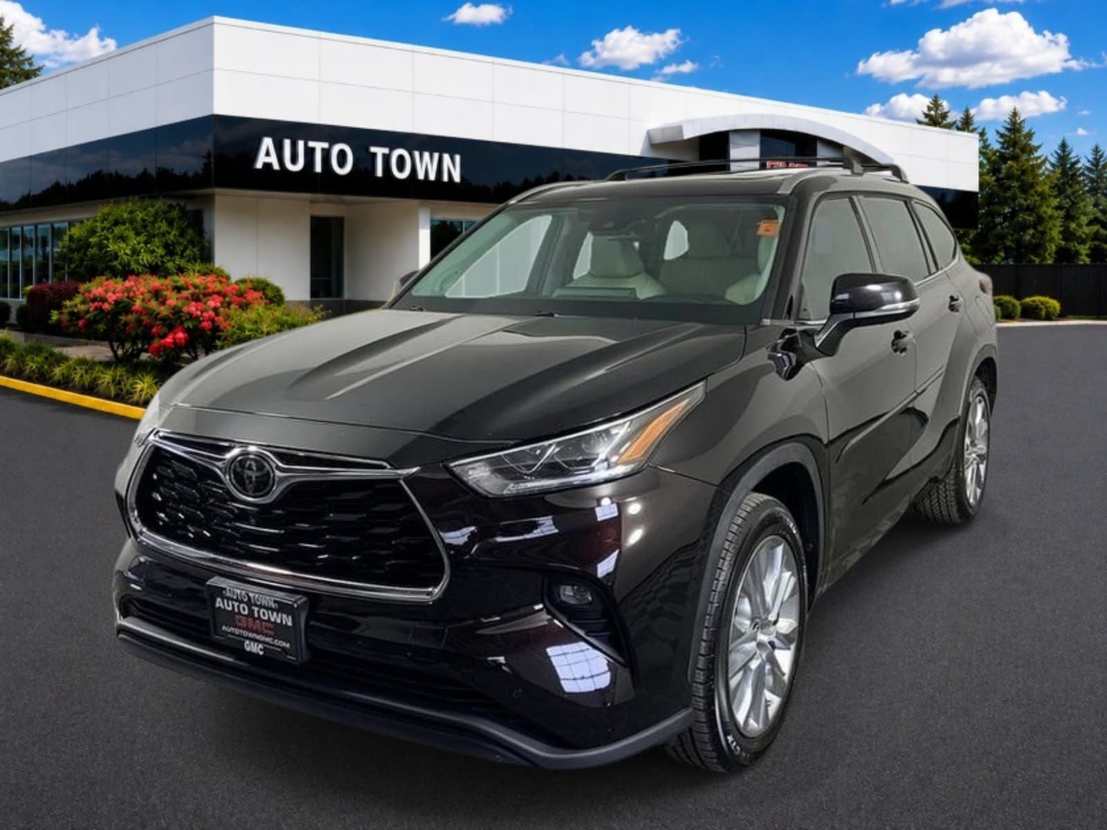 2021 Toyota Highlander Limited FWD (GS) in Gold — front three-quarter view