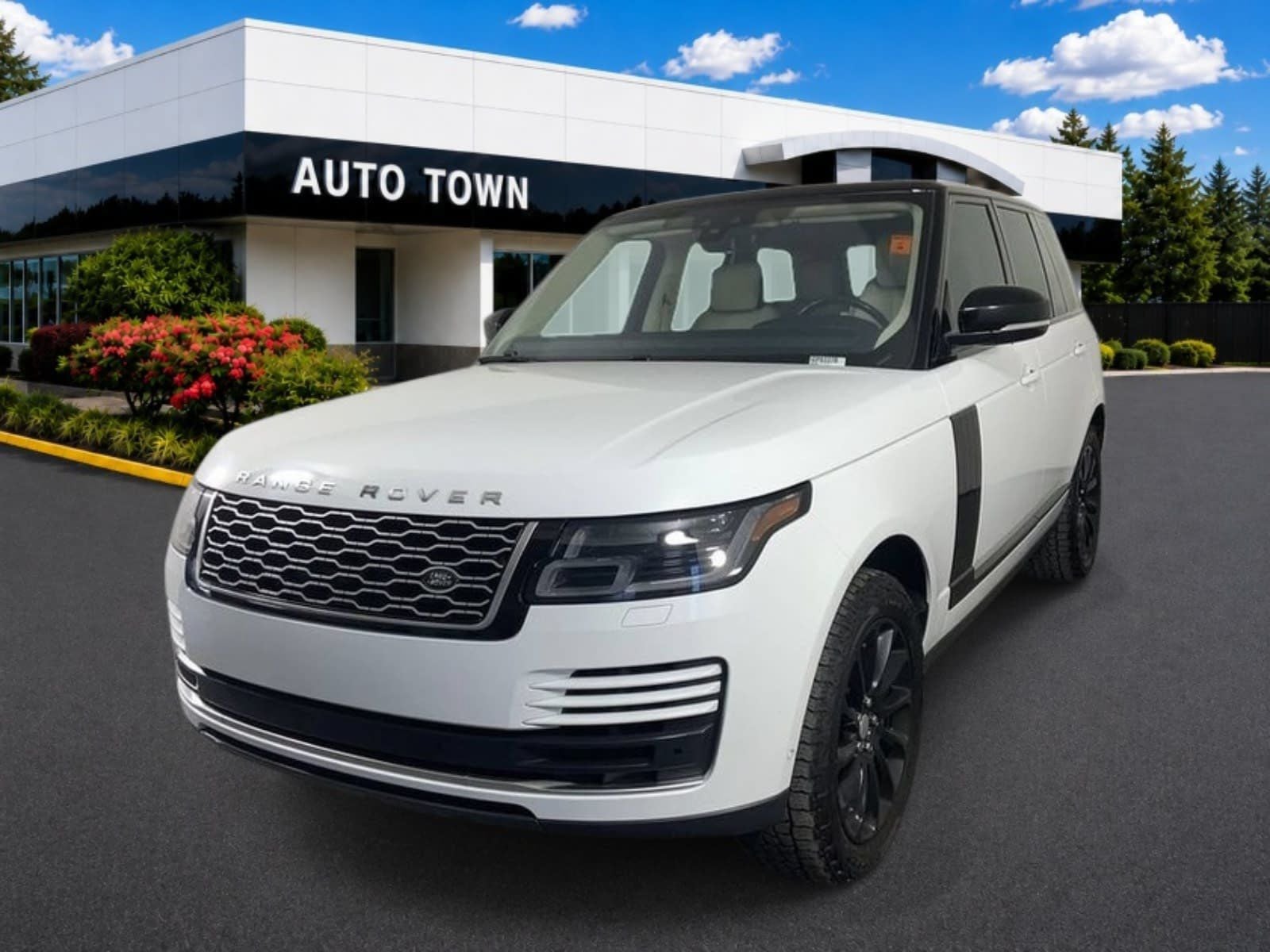 2019 Land Rover Range Rover V6 Supercharged HSE SWB in White — front three-quarter view